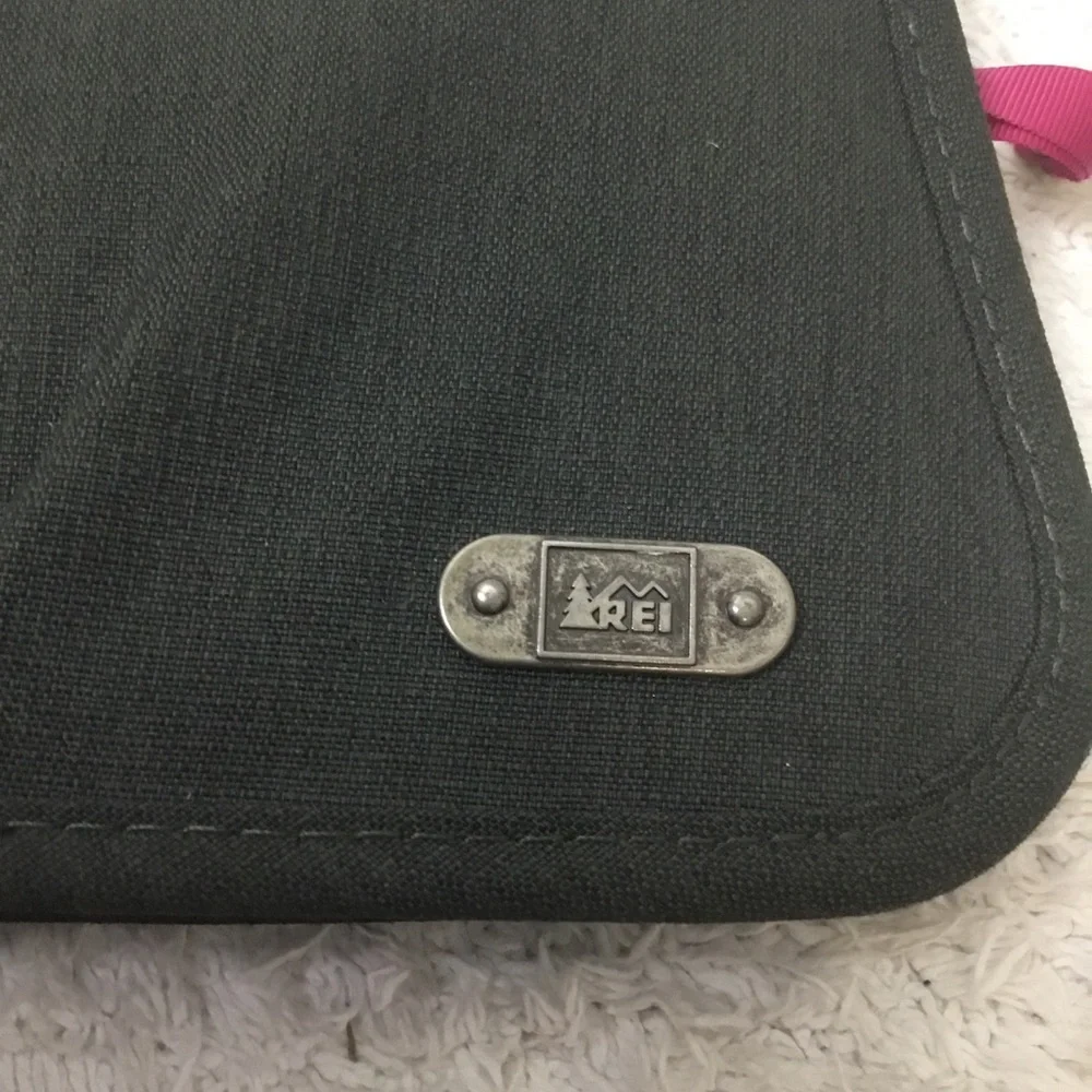 EUC REI Belltown Wristlet Clutch Wallet in Charcoal